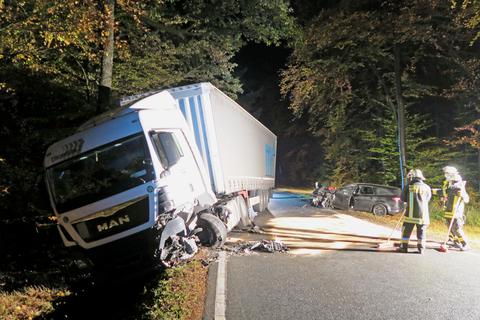 Bei der Kollision eines Autos mit einem Lastwagen zwischen Eulbach und Vielbrunn wurde der Autofahrer verletzt. Foto: C. Raabe
