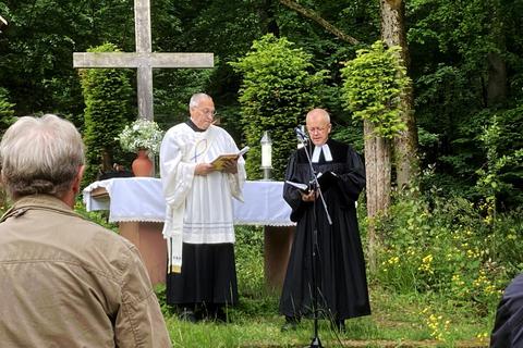 Diakon Volkmar Raabe und Pfarrer Hans Burkhardt (von links) haben den Gottesdienst am Hainhaus  gestaltet. Foto: Christiane Raabe