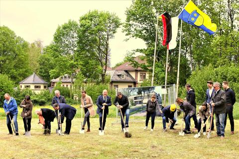 Mit vielen Spaten wird der Bau von Kita und Familienzentrum in Michelstadt symbolisch begonnen. Foto: Manfred Giebenhain