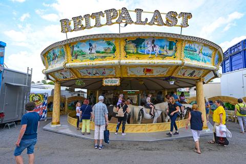 Ist das Ponyreiten auf einem Jahrmarkt noch zeitgemäß und artgerecht? Diese Frage polarisiert auch in Michelstadt, auf dessen Bienenmarkt es eine "Reitschule" gibt, während sie vom Erbacher Wiesenmarkt verbannt wurde.
