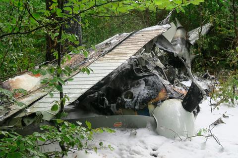 Nur noch Trümmer sind von dem Leichtflugzeug übriggeblieben, dass bei Vielbrunn am Sonntag abgestürzt ist. Foto: Christiane Raabe 
