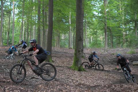 Die Mümlingtalradler auf der abwechslungsreichen Geopark-Mountainbike Strecke bei Michelstadt. Foto: Dirk Zengel 
