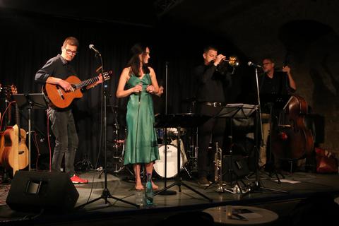 Stefan Varga (links), Naomi Kraft, Axel Pape, Heiko Hubmann und Wolfgang Ritter sind zurück im Patat-Keller. Foto: Manfred Giebenhain