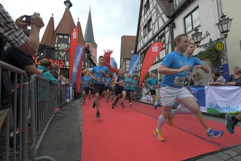 Einen roten Teppich bereitet Sportlern vom Leistungs- bis zum Gelegenheitsläufer der Michelstädter Team-Marathon in der Altstadt. Foto: Dirk Zengel