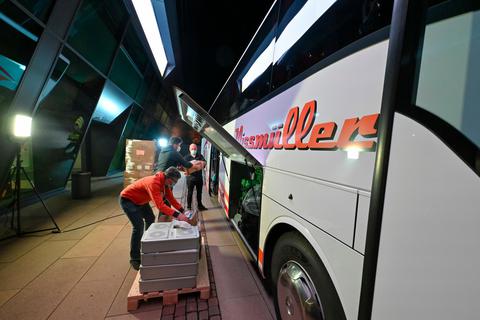 Fast drei Stunden dauerte es, um in Darmstadt die Hilfsgüter in den Wissmüller-Bus zu laden. Foto: Dirk Zengel 