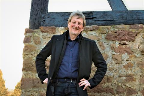 Roger Tietz vor dem Wehrmannturm im Michelstädter Stadtgarten. Foto: Manfred Giebenhain