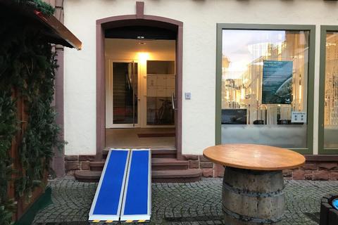 Eine mobile Rollstuhlrampe ist jetzt in der Michelstädter Innenstadt nutzbar. Foto: Stadt