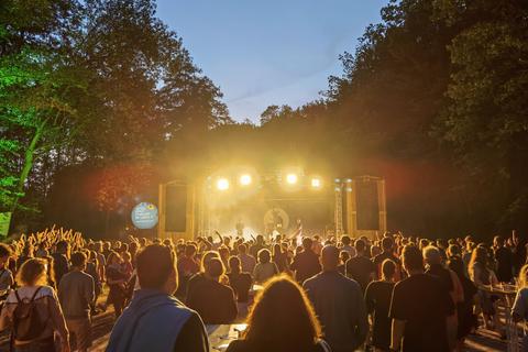 Reichlich Atmosphäre hat die für den „Spielplatz der Kulturen“ gebaute Bühne am Michelstädter Ponyhof zu bieten. Am 7. August kann das ein größeres Publikum per Livestream erleben: Dann überträgt Arte auch von dort das „Zeitgleich-Festival“. Foto: Fritz Krings