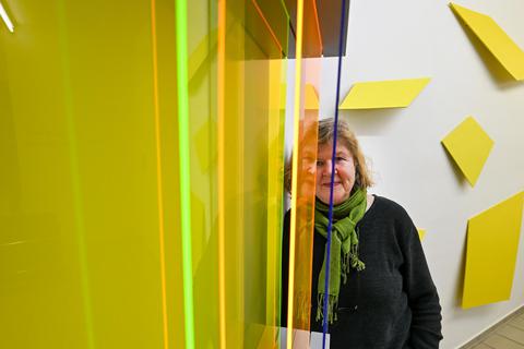 Bettina Bürkle hinter einem ihrer „Schiebeobjekte“ und vor den „Yellow fields“. © Dirk Zengel