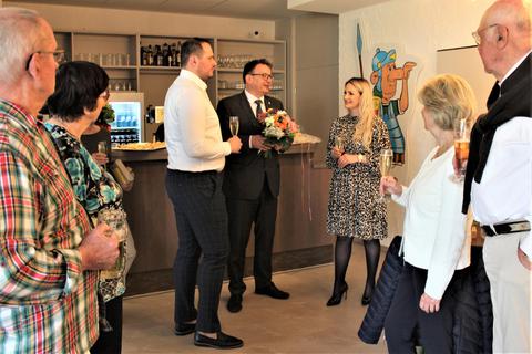 Mit Deian Toma, Bürgermeister Dr. Tobias Robischon und Otilia Toma (Bildmitte von links) heben auch die ersten Gäste das Glas auf das neu eröffnete Restaurant „Zum Limes“. Foto: Ernst Schmerker