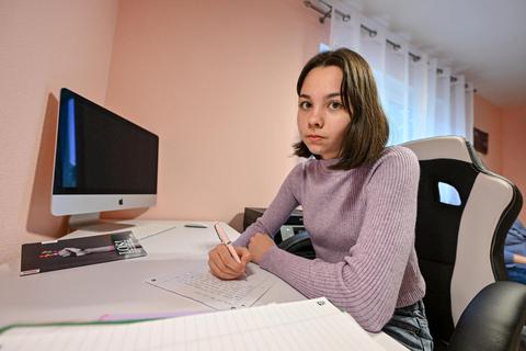 Die 13-jährige Silia Demmel aus Michelstadt schrieb per Hand an diesem Schreibtisch auch ihre Erfolgsgeschichte. © Dirk Zengel