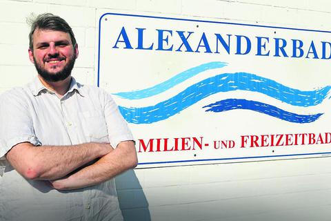 Der 32-Jährige kritisiert, dass vielerorts im reichen Land Hessen Schwimmbäder schließen müssen. Foto: Dirk Zengel