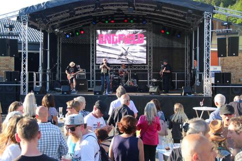 Das Hard-Rockquartett „Endfield“ aus München war eine der Bands beim großen Hoffest im Michelstädter Hüttenwerk und stellte vor gut gelauntem Publikum seine neue CD vor.Foto: Thomas Wilken  Foto: Thomas Wilken