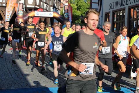 Das geht ab: Der Erwachsenenlauf am Start des Team-Marathons in Michelstadt auf dem Marktplatz. Foto: Manfred Giebenhain  Foto: Manfred Giebenhain