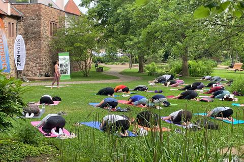Yoga im Stadtgarten von Michelstadt ist ein für jeden offenes Angebot.