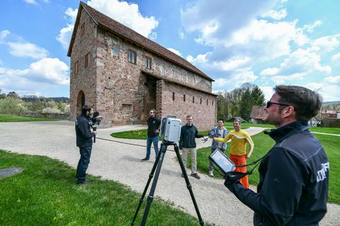 Mit einem Digitalscanner und einer besonderen Drohne aus den USA zur Gebäudeerfassung ist jetzt die Einhardsbasilika in Michelstadt vermessen worden. Foto: Dirk Zengel