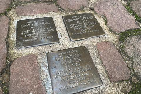 Stolpersteine vor der Michelstädter Synagoge erinnern an die Opfer. © Kulturamt