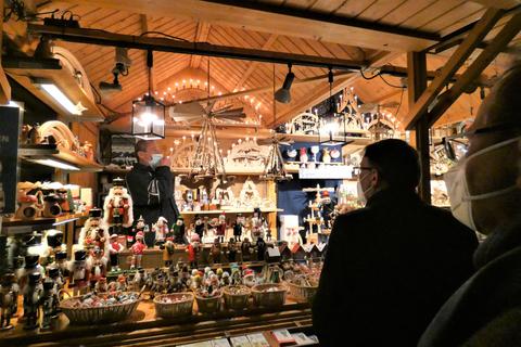 Mit seinen Holzfiguren setzt Dennis Wosch von der Miltenberger Holzstube auf dem Michelstädter Weihnachtsmarkt einen typisch adventlichen Akzent.   Foto: Kulturamt Michelstadt