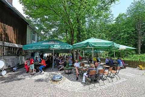 Gut besucht ist der Außenbereich des Gasthaus zur Gerste in Steinbach. Traditionell bleibt der Innenbereich in den Sommermonaten zu. Wegen fehlendem Personal wäre eine „Doppelbelastung“ aus Innen- und Außenbereich ohnehin nicht zu stemmen.