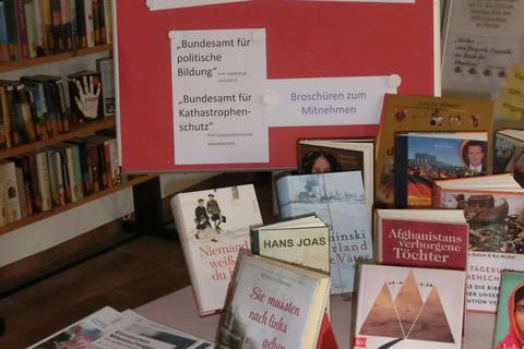 Politik als auch Gesellschaft werden in der Bücherei Lesespaß aus verschiedenen Perspektiven beleuchtet. Foto: Petra Bethke