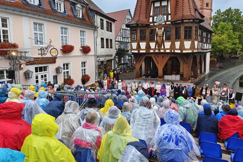 Gespannte Zuschauer kurz vor der Absage der Vorstellung am 6. August, vor dem Regen geschützt durch gratis verteilte Plastikponchos, „Ostfriesennerze“ und Goretex-Klamotten. 