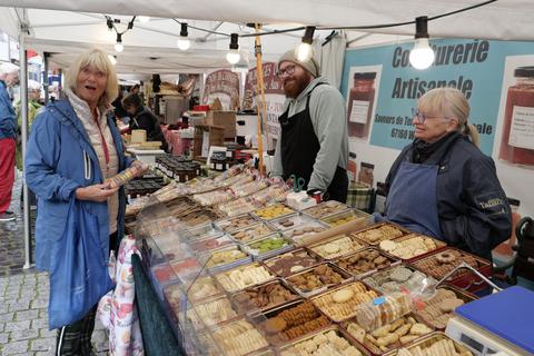 Eine Kundin aus Saarbrücken am Stand „La Boite à Biscuits“ von Roman und Claude Schneider, der in der Großen Gasse in Michelstadt seine Waren angeboten hat. Foto: Manfred Giebenhain