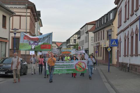 Unterwegs in Sachen Windkraft-Protest: Von Erbach nach Michelstadt bewegt sich ein Demonstrationszug, organisiert von der Siedelsbrunner Bürgerinitiative Gegenwind.Foto: Dirk Zengel  Foto: Dirk Zengel