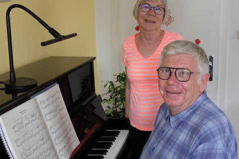 Ein Klavier gibt’s natürlich auch zu Hause. Tasten und Töne gehören zum Leben von Roland Waldhoff, ebenso wie Ehefrau Christa an seiner Seite. Foto: Bernhard Bergmann