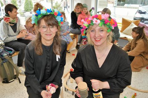 Anja Oetzmann (links) und Vanessa Hundertmark haben „Die Werkschaft“ in Michelstadt gegründet, wo sie regionale Erzeugnisse verkaufen, Techniken des Bastelns vermitteln und wechselnde Snacks anbieten. Michael Lang