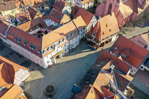 Michelstadt hat eine sehenswerte Altstadt, die aber kein Museum sein soll (hier der Blick aufs historische Rathaus). Heute werden Altstädte neu gedacht und geplant.