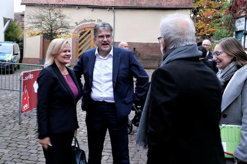 Innenministerin Nancy Faeser bei der Ankunft im Kellereihof mit Rüdiger Holschuh und Dr. Michael Hüttenberger. Foto: Manfred Giebenhain