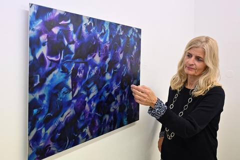 Künstlerin Rita Rohlfing vor einem ihrer Bilder ohne Titel aus der Werksgruppe „Reflections“. Die Werke sind derzeit in der Galerie Kautsch in Michelstadt ausgestellt. © Dirk Zengel