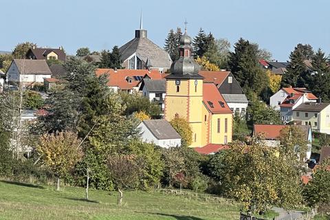 Die evangelische (vorn) und die katholische Kirche prägen aus dieser Perspektive die Silhouette Vielbrunns. © Micha-Steffen Stracke