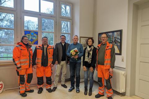 Rike Heckmann (Bauhof), Thomas Uhrig (Bauhof), Dr. Tobias Robischon (Bürgermeister), Heike Kiehl (Bauhof) und Reiner Mohr (Bauhof) (von links) gratulieren Harald Krüger (Vierter von links) zum Dienstjubiläum. Foto: Stadt Michelstadt