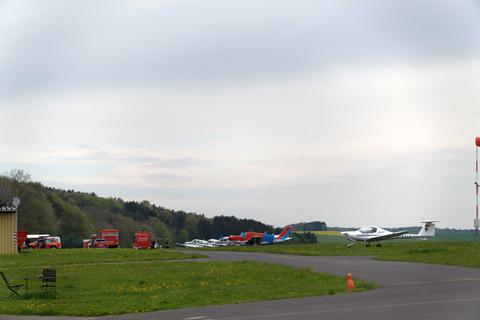 Einsatzkräfte auf dem Flugplatz in Michelstadt.