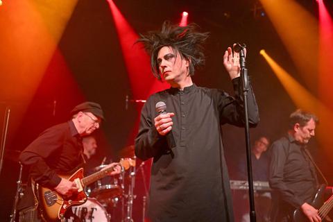 Die Cure-Tribute Band mit Leadsänger Holger zogen rund 350 Besucher ins Hüttenwerk nach Michelstadt. Dirk Zengel