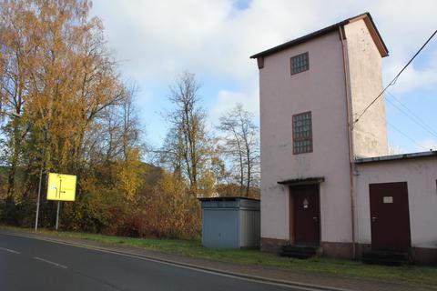 Auf diesem Gelände gegenüber der Brauerei Schmucker in Ober-Mossau sollen links neben dem bestehen Versorgungsgebäude eine Trafostation neu errichtet werden. © Dieter Berlieb