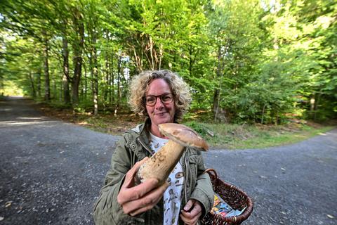 Man muss beim Pilzesammeln nicht immer tief in den Wald, sagt Sarah von Kutzleben, zertifizierte Sachverständige (hier mit einem großen Steinpilz). Foto: Dirk Zengel