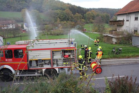 Bei einem angenommen Scheunenbrand beweisen die Mossautaler Feuerwehren bei den unterschiedlichen Aufgabenstellungen ihr Können. © Dieter Berlieb