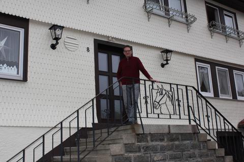Vielfältig engagiert für seinen Heimatort Ober-Mossau ist Reinhard Kübler, der hier vor dem Eingang der Pension „Zum Ross“ zu sehen ist, die er zusammen mit seiner Frau Christel führt. © Dieter Berlieb