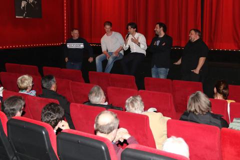 Ein großer Erfolg war für Sebastian Weinmann (weißes Hemd) die Aufführung seines ersten Kinofilms „Versus“ in den Erbacher Lichtspielen. Foto: Thomas Wilken