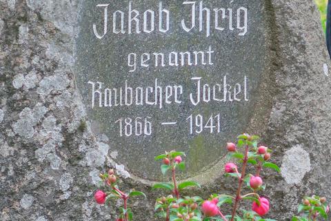 Natürlich geht es auch vorbei  am Friedhof mit dem Grab des Raubacher Jockels. Foto: Thomas Wilken 