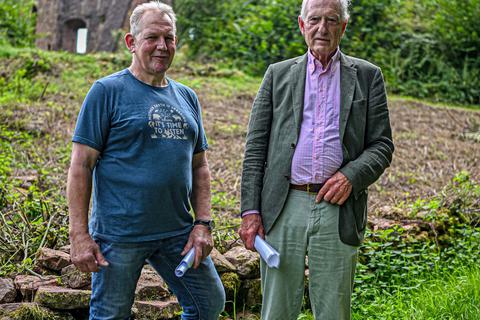 Konrad Helm (links) und Jürgen Kammer haben beim Treffen an Ruine Freienstein in Gammelsbach ihre Pläne für einen „Denkmal- und Naturschutz-Erlebnispfad“ vorgestellt.
