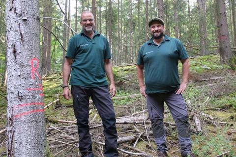 Forstamtsleiter Ronny Kolb (rechts) und Produktionsleiter Matthias Kolb verdeutlichen die Rückegasse-Bezeichnungen. Foto: Thomas Wilken