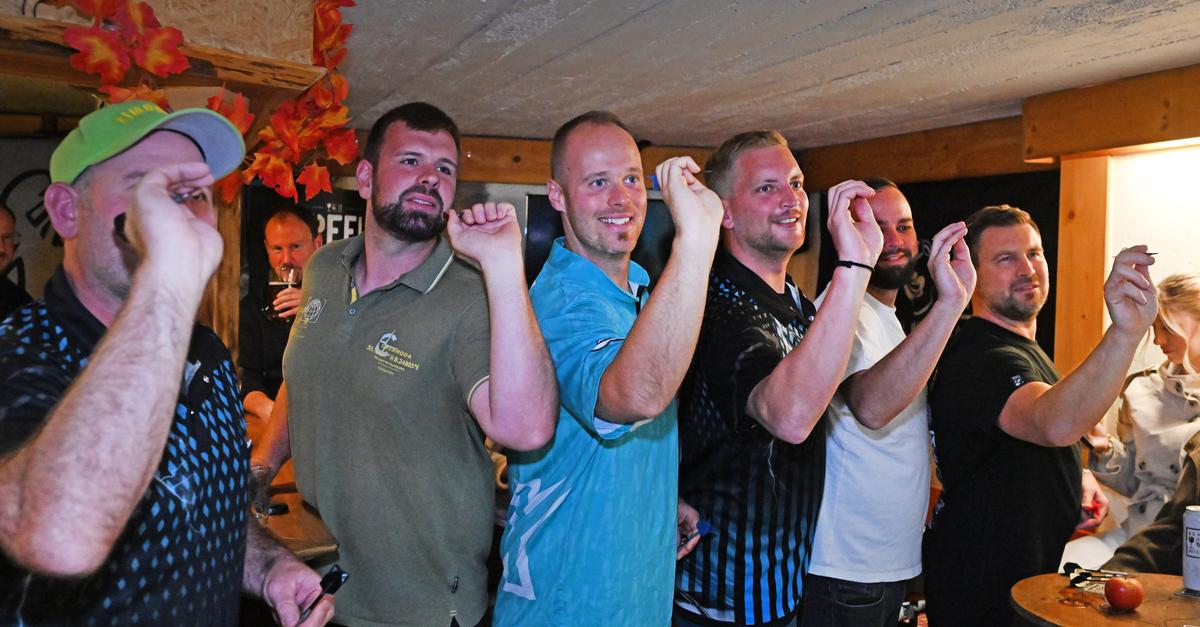 Wie sich Darts-Größe Max Hopp im „Bembel Tempel“ in Beerfelden schlägt