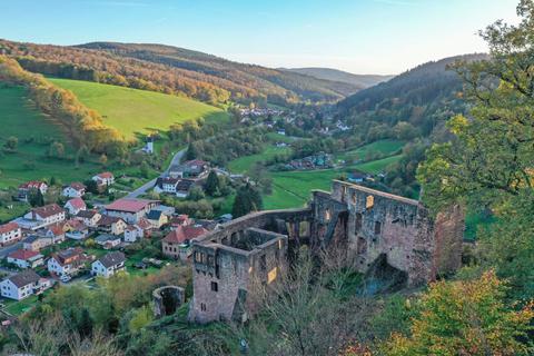 Ein mächtiges Gemäuer oberhalb von Gammelsbach – das ist die Burgruine Freienstein. Über mehrere Jahre durfte sie aus Sicherheitsgründen nicht besucht werden. Jetzt ist sie wieder weitgehend für die Öffentlichkeit freigegeben. © Dirk Zengel