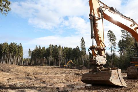 Solchen Kahlschlägen und Schneisen in der Landschaft vorbauen – hier die kürzlich im Felgenwald bei Vielbrunn erfolgten Baggerarbeiten – möchten die Kommunalpolitiker der neuen Stadt Oberzent mit ihren jüngsten Beschlüssen zu den Windkraft-Standorten  Finkenberg und Katzenwinkel.Archivfoto: Joaquim Ferreira  Foto: 