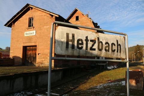 Soll wieder bessere Zeiten sehen: Der Hetzbacher Bahnhof als Knotenpunkt zwischen Nord und Süd. Foto: Thomas Wilken