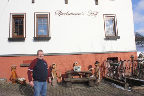 Auf dem „Speelmann’s Hof“, hier mit Eigner und Ortsvorsteher Gerhard Hartmann, wird unter anderem zur 700-Jahr-Feier im Juni ein Comedy-Festival stattfinden. Foto: Dieter Berlieb