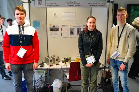 Erfolgreiche Forscher der GAZ (von links): Celine Weber, Finn Cress und Don Jason Rack im Fraunhofer-Institut in Darmstadt. Foto: GAZ